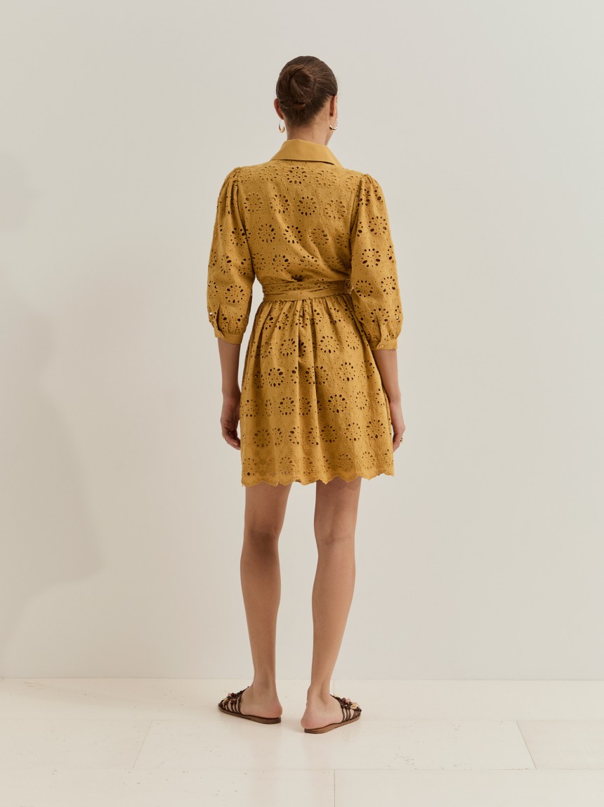 Vestido curto com bordado inglês