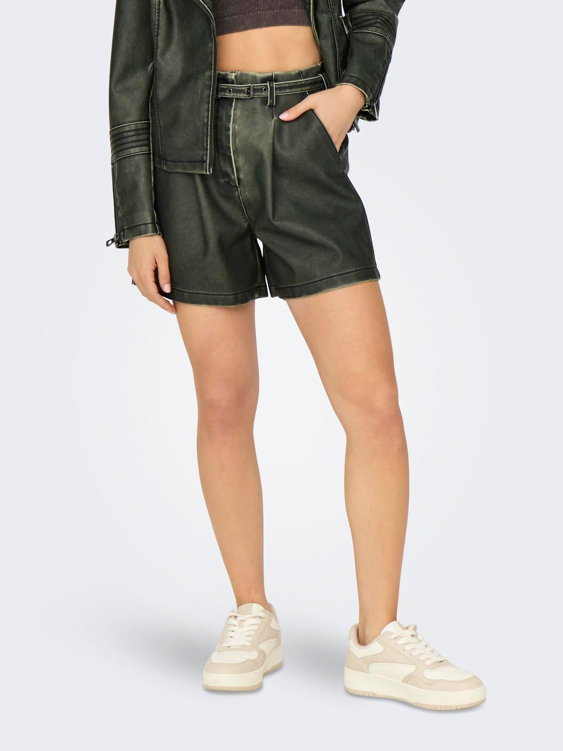 ONLHALLIHEIDI Normal geschnitten Kunstledershorts Deep Depths
