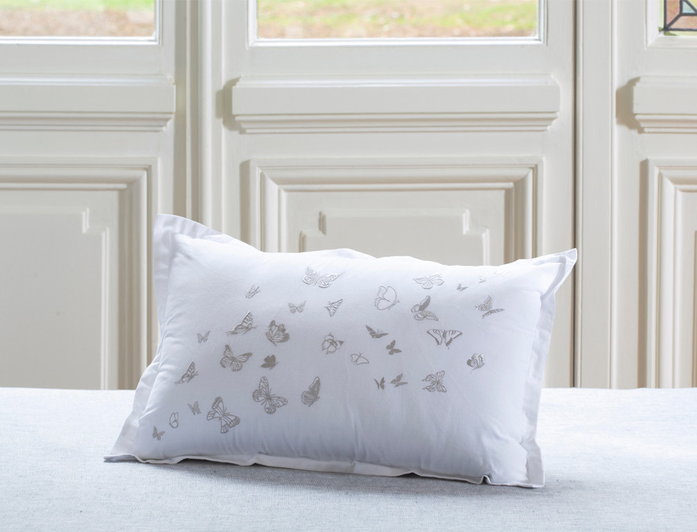 Housse de coussin brodée-Histoire d'ailes