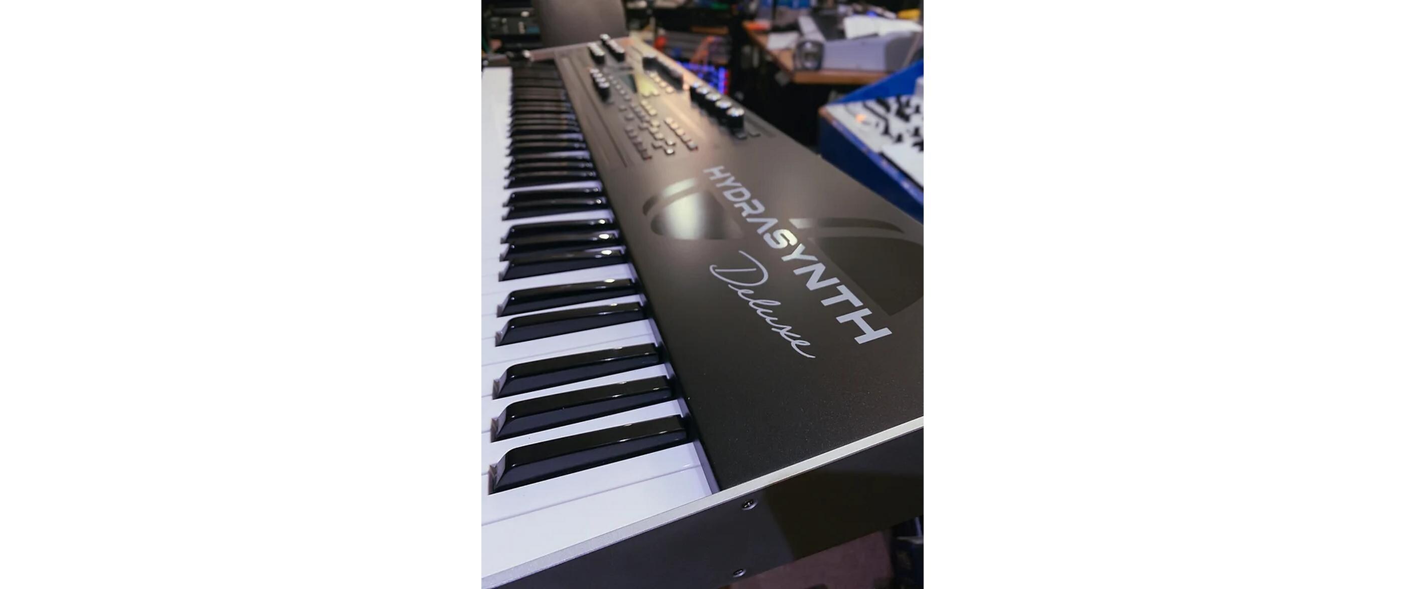 HYDRASYNTH Deluxe<br>73-stimmiges halbgewichtetes Tastenbett