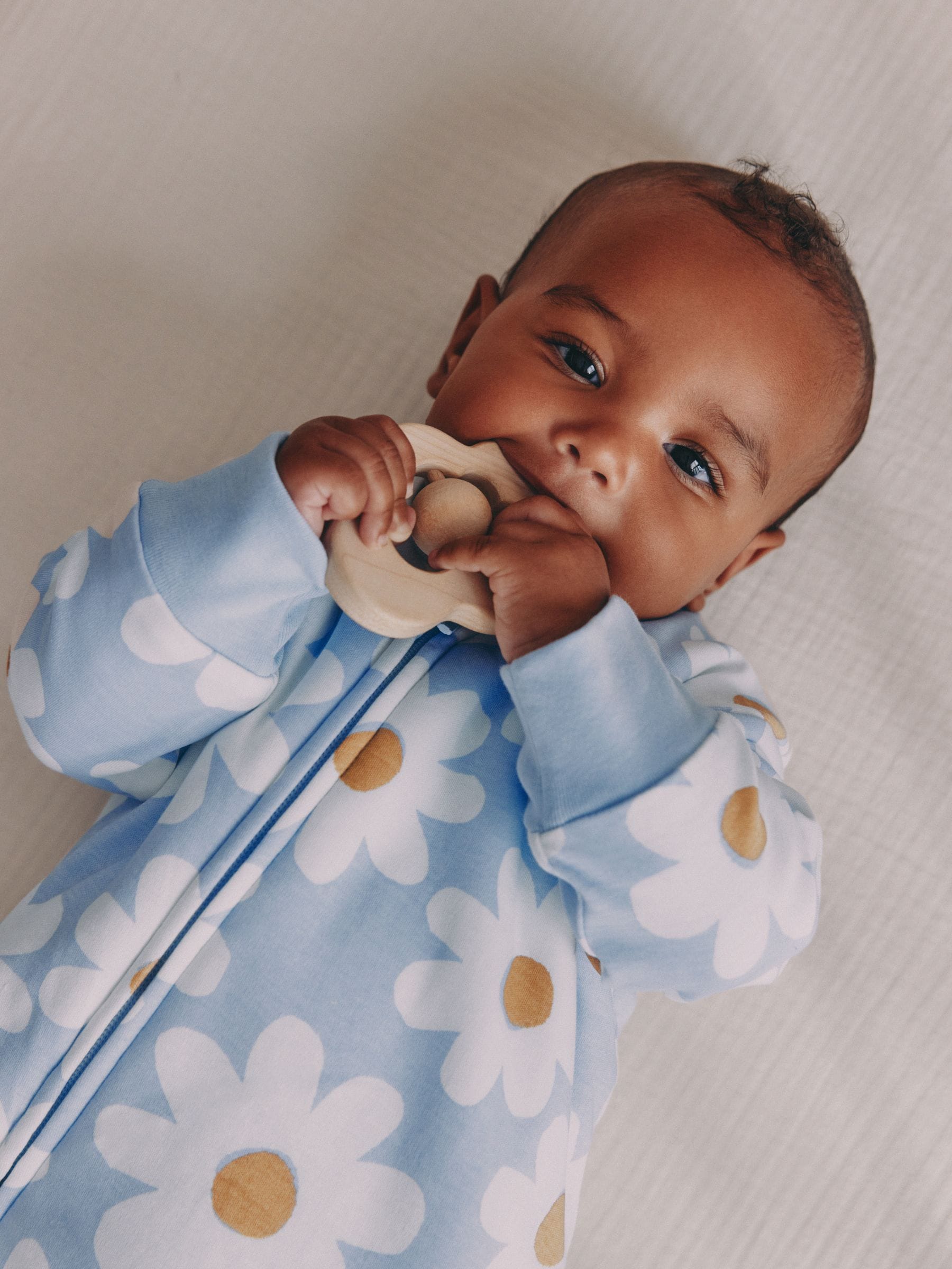 Blauw met bloemen - 2.5 TOG gewatteerde babypyjama