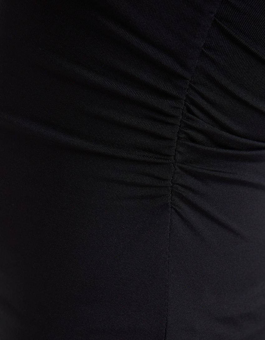 Vestido curto com ombros à mostra