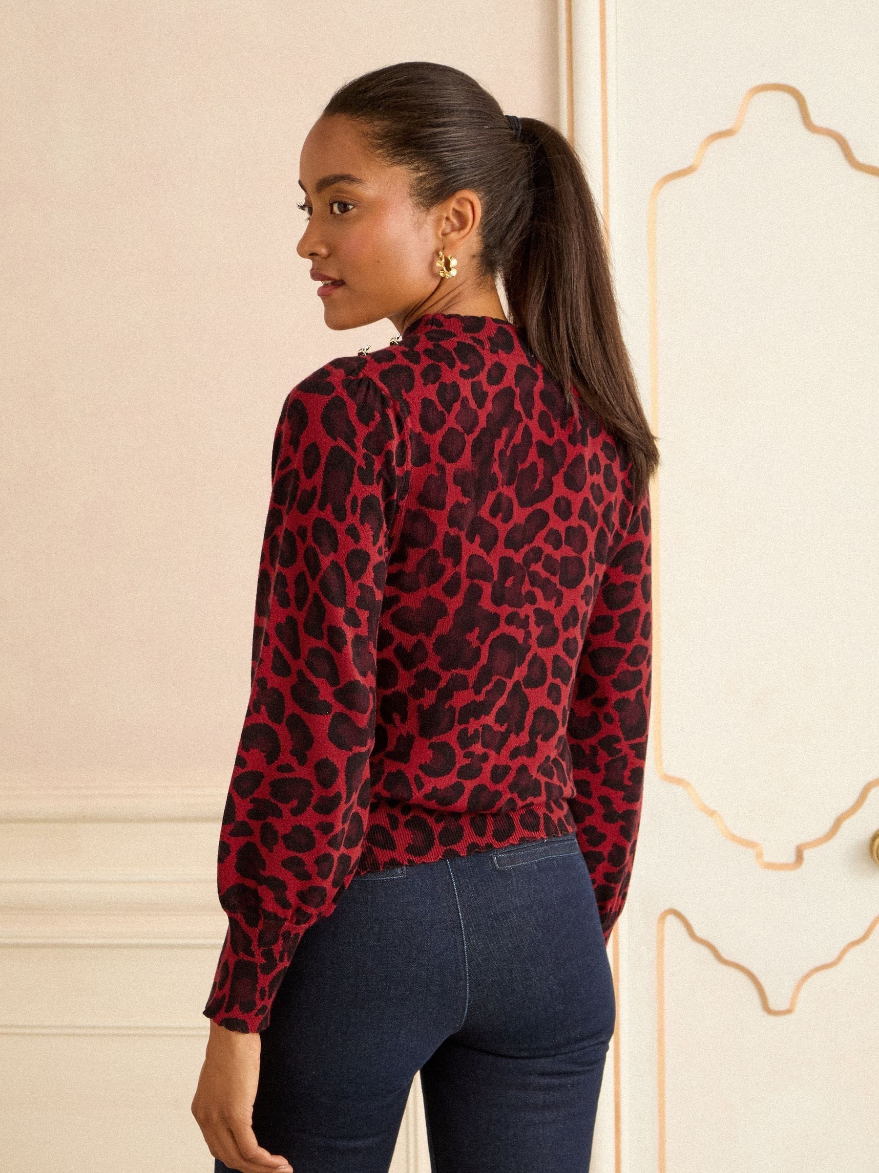 Bordeauxrood met dierenprint - Love & Roses fijnmazige trui met hoge hals