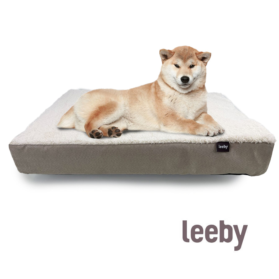 Colchão ortopédico viscoelástico Leeby para cães, marrom e branco.