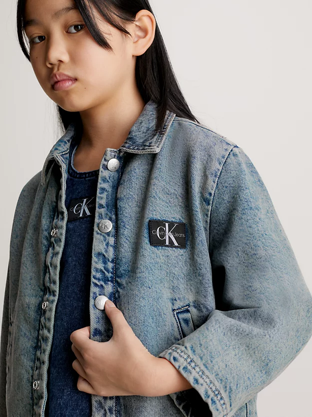 Jaqueta jeans infantil estilo skater com corte relaxado