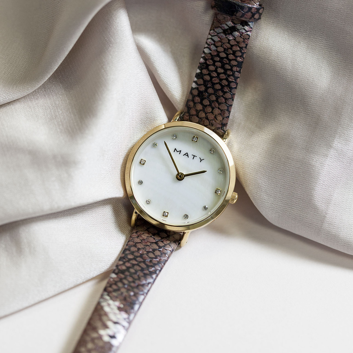 Montre femme doré jaune bracelet synthétique marron