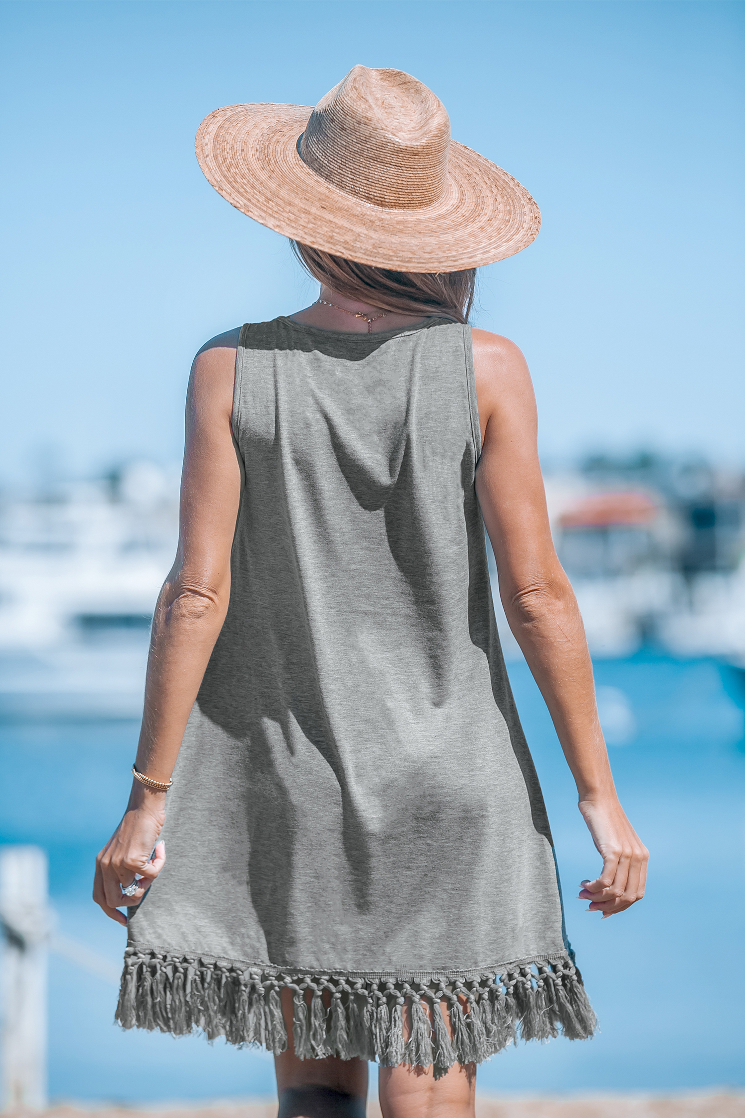Robe mini sans manches à col rond et ourlet à glands