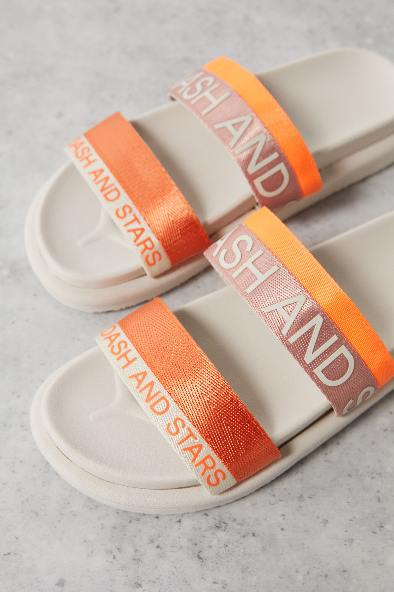 Chinelo de dedo com tira e logo laranja - branco