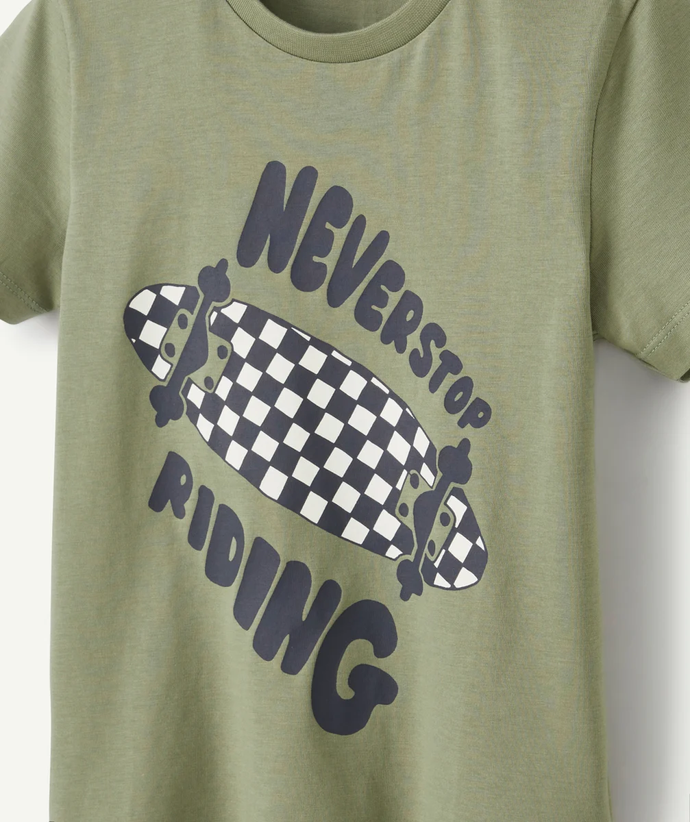 T-SHIRT GARÇON EN COTON BIO KAKI AVEC SKATE EN DAMIER ET MESSAGE
