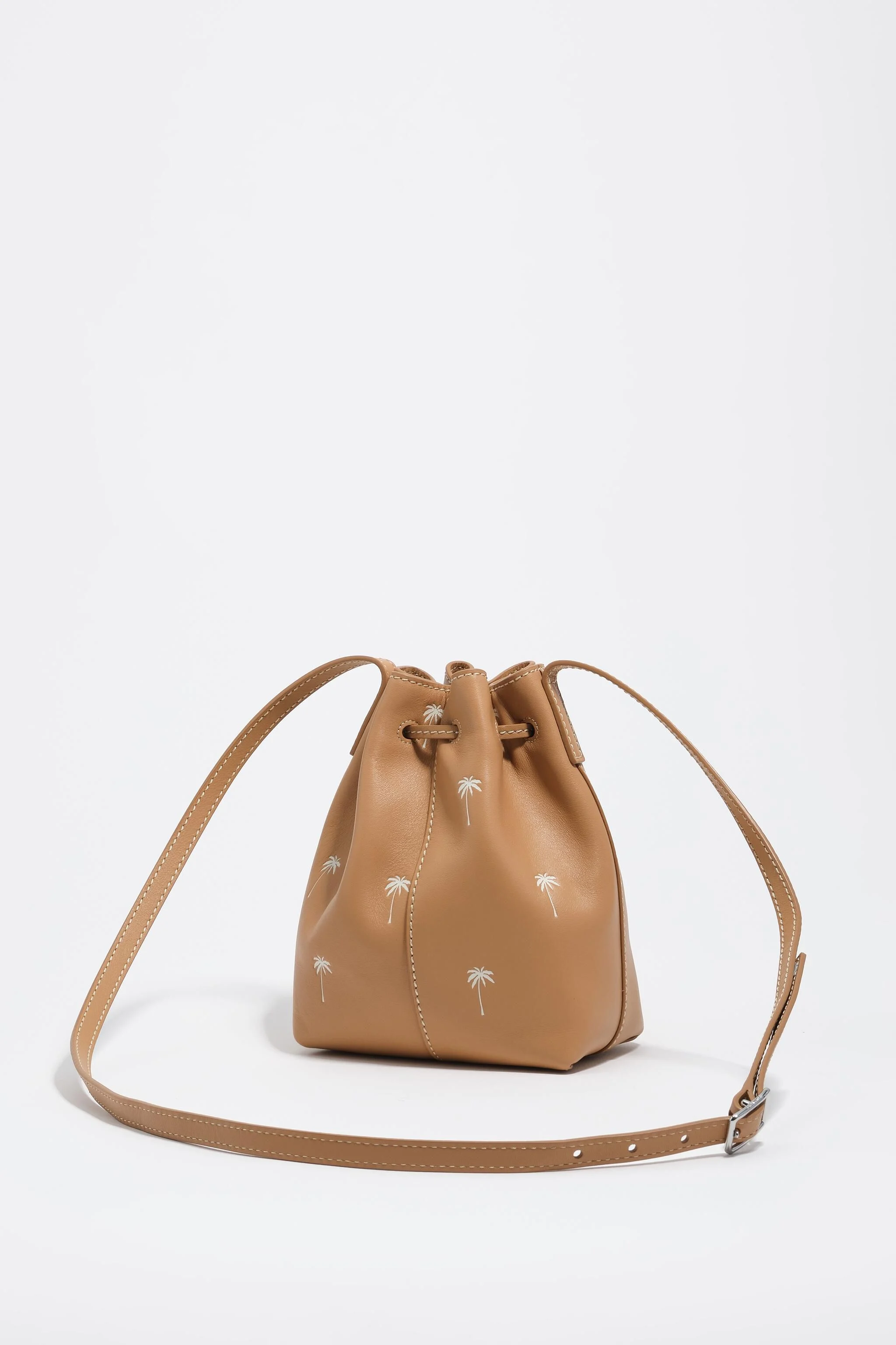 Bolsa tipo balde pequena em couro cor avelã