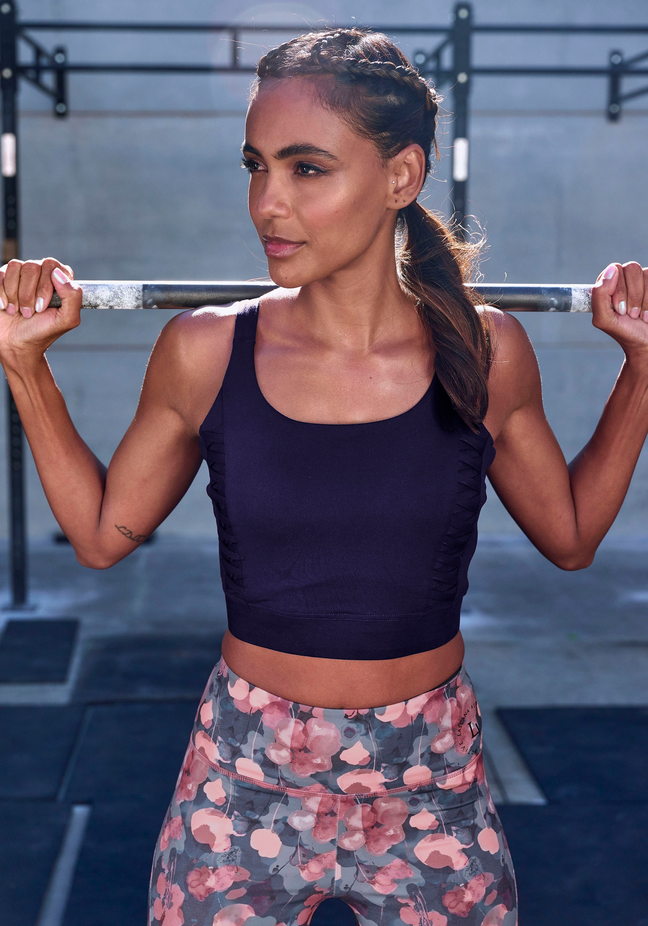 LASCANA ACTIVE Crop-Top , Sporttop mit gekreutzten Trägern und Rundhalsausschnitt