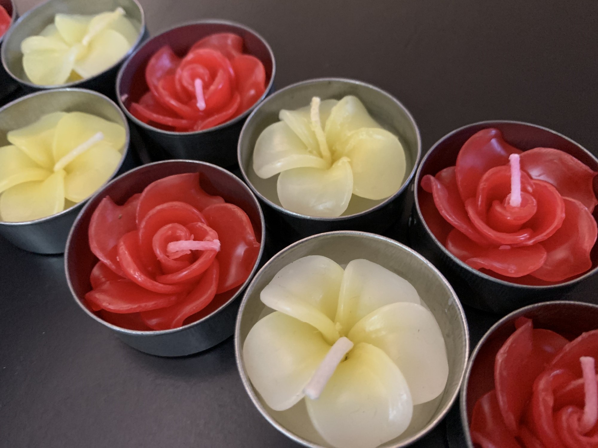 10 Duft-Teelichter 'Blume' handgeformt, rot, gelb von fischer's lagerhaus