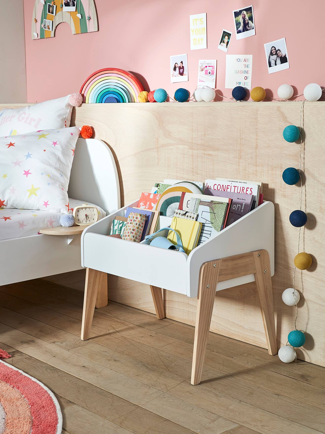 Estante de livros em estilo minimalista branco claro para organização de discos.