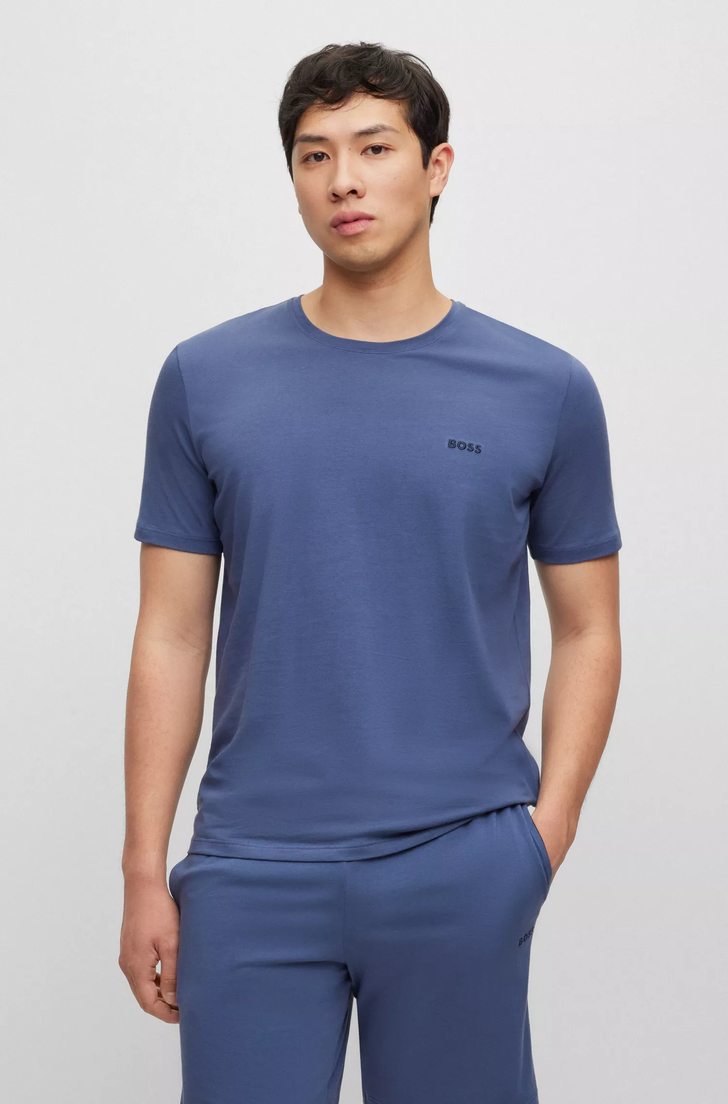 Camiseta BOSS preta para usar em casa, em algodão elástico com logotipo contrastante.