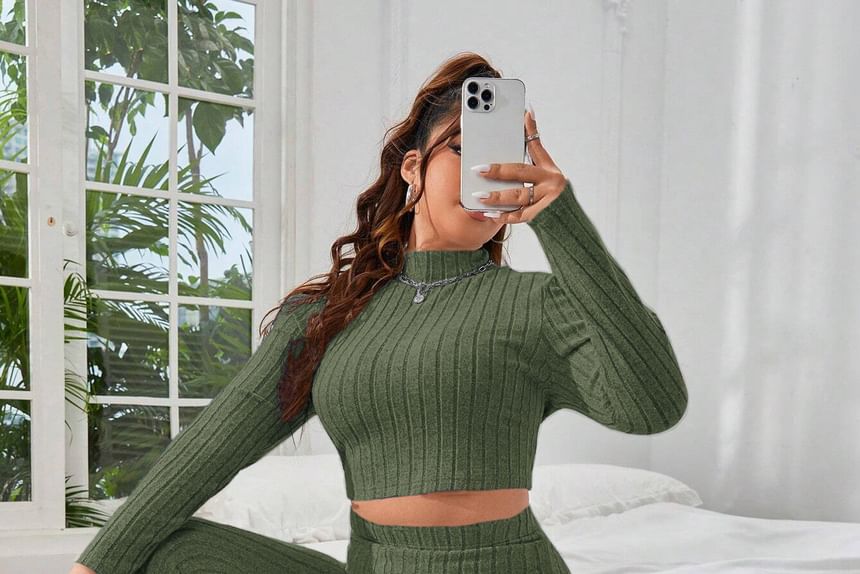 uliaque - Plus Size Set: Lange Mouw Mock Neck Effen Geribbelde Crop Top + High Rise Bootcut Broek