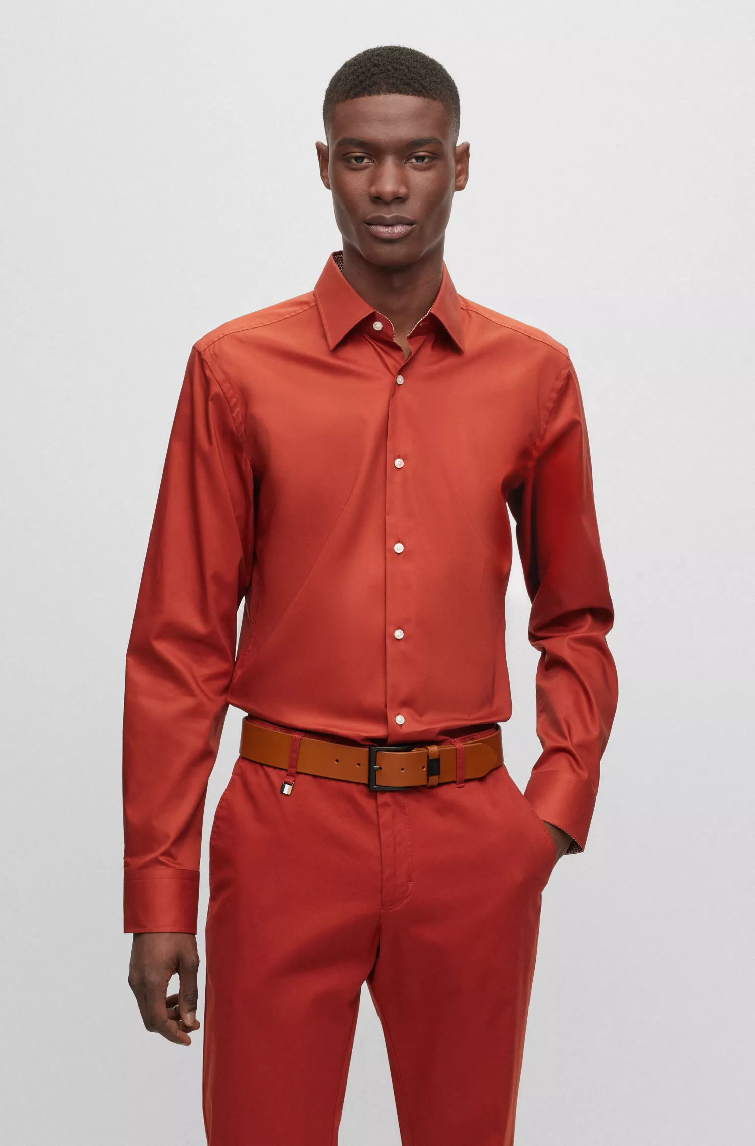 Camisa BOSS preta de corte slim em popeline de algodão fácil de passar.