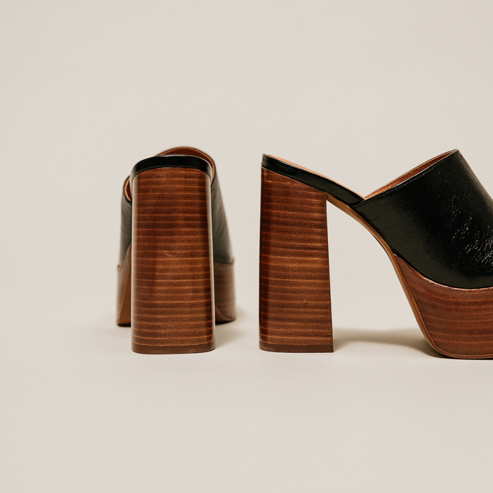 Mules à talons et bouts ouverts  en cuir vieilli noir