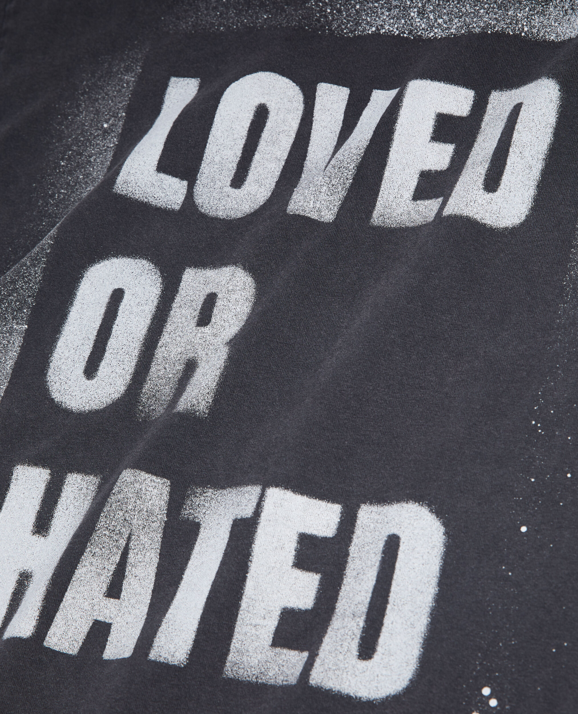 T-shirt noir avec sérigraphie Loved or hated