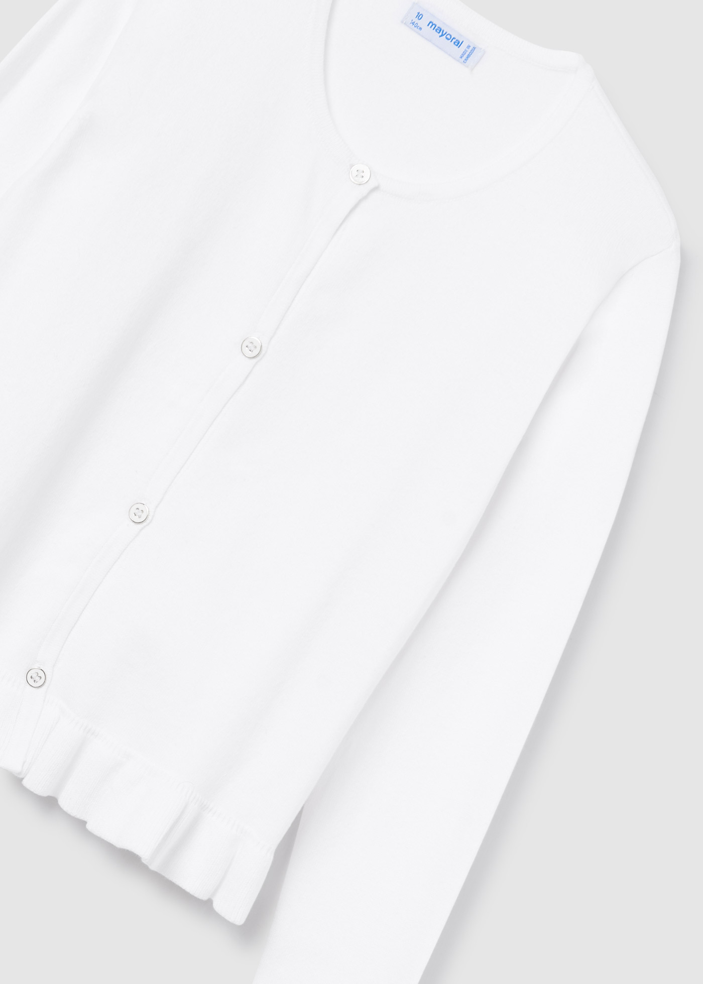 Casaquinho de tricô feito com algodão sustentável para meninas