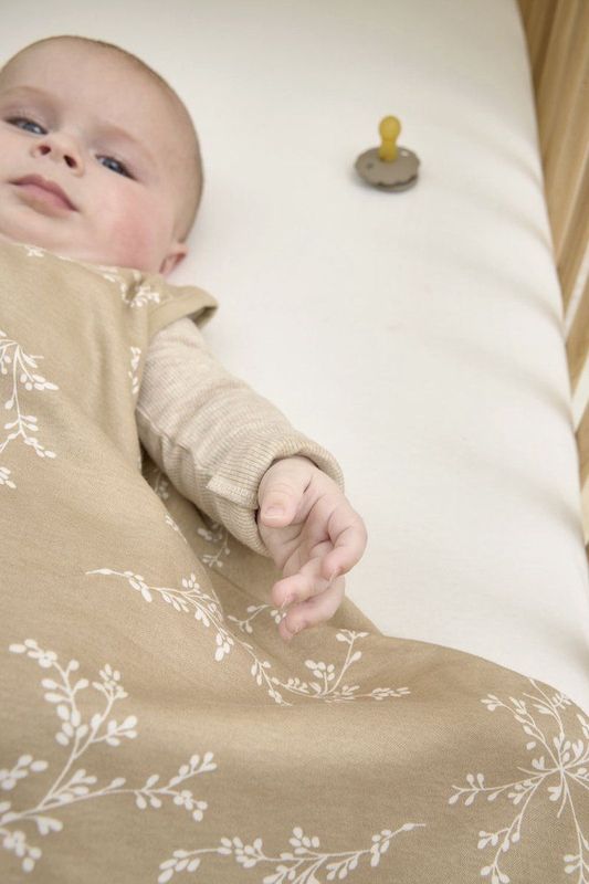 Meyco Baby Branches baby slaapzak heupdysplasie - sand - 70cm - 0.5 TOG