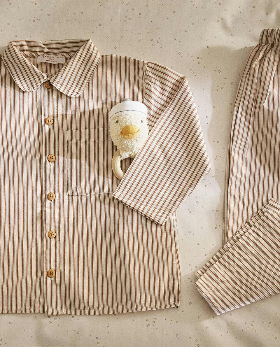 Conjunto de pijama listrado infantil