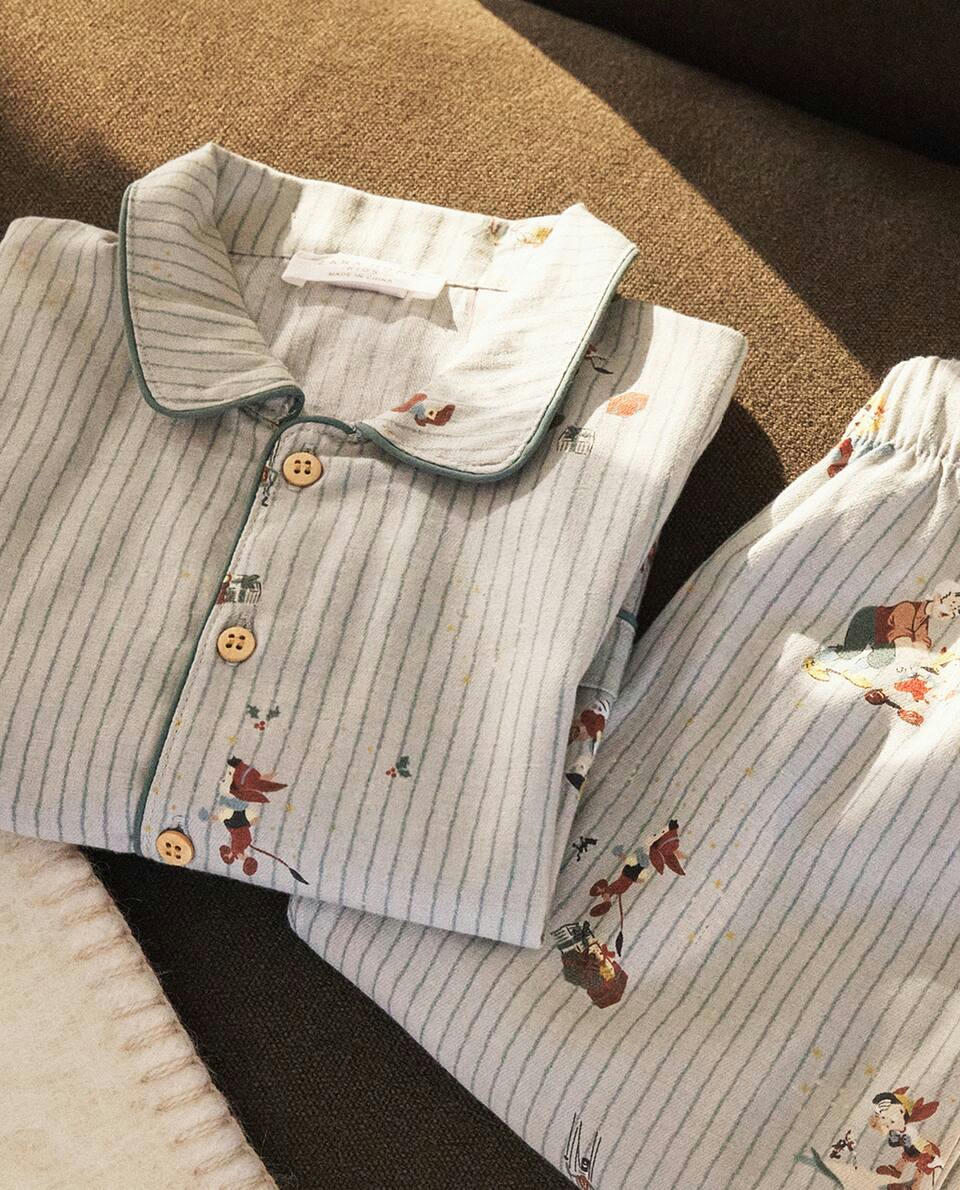 Pijama infantil de flanela com estampa de Natal do Pinóquio da Disney.