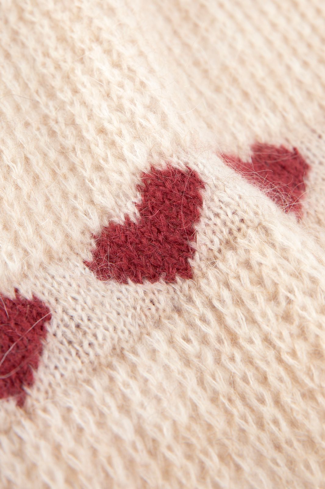 Beige gebreide wintersjaal met hartjes