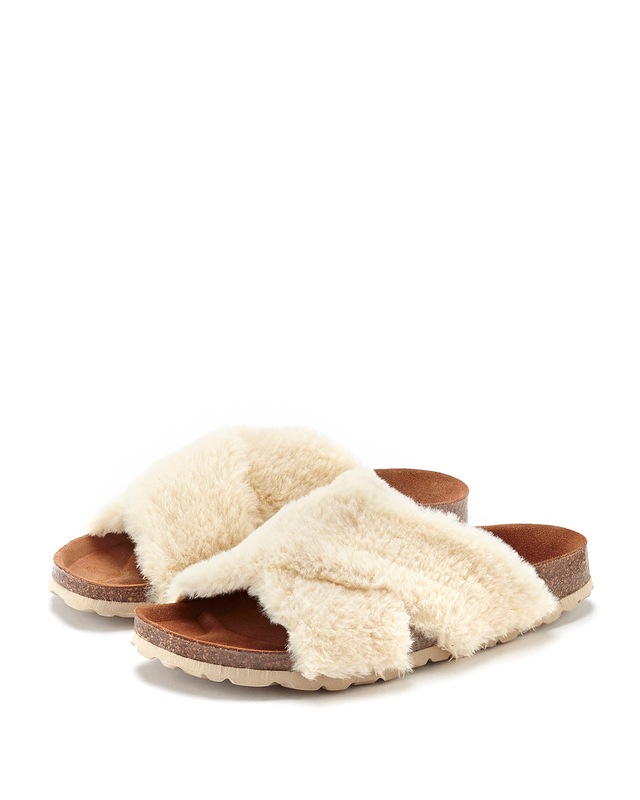 LASCANA Hausschuh »Mule, Sandale, offener Schuh, Pantolette«  mit Korkfussbett und Fellimitat