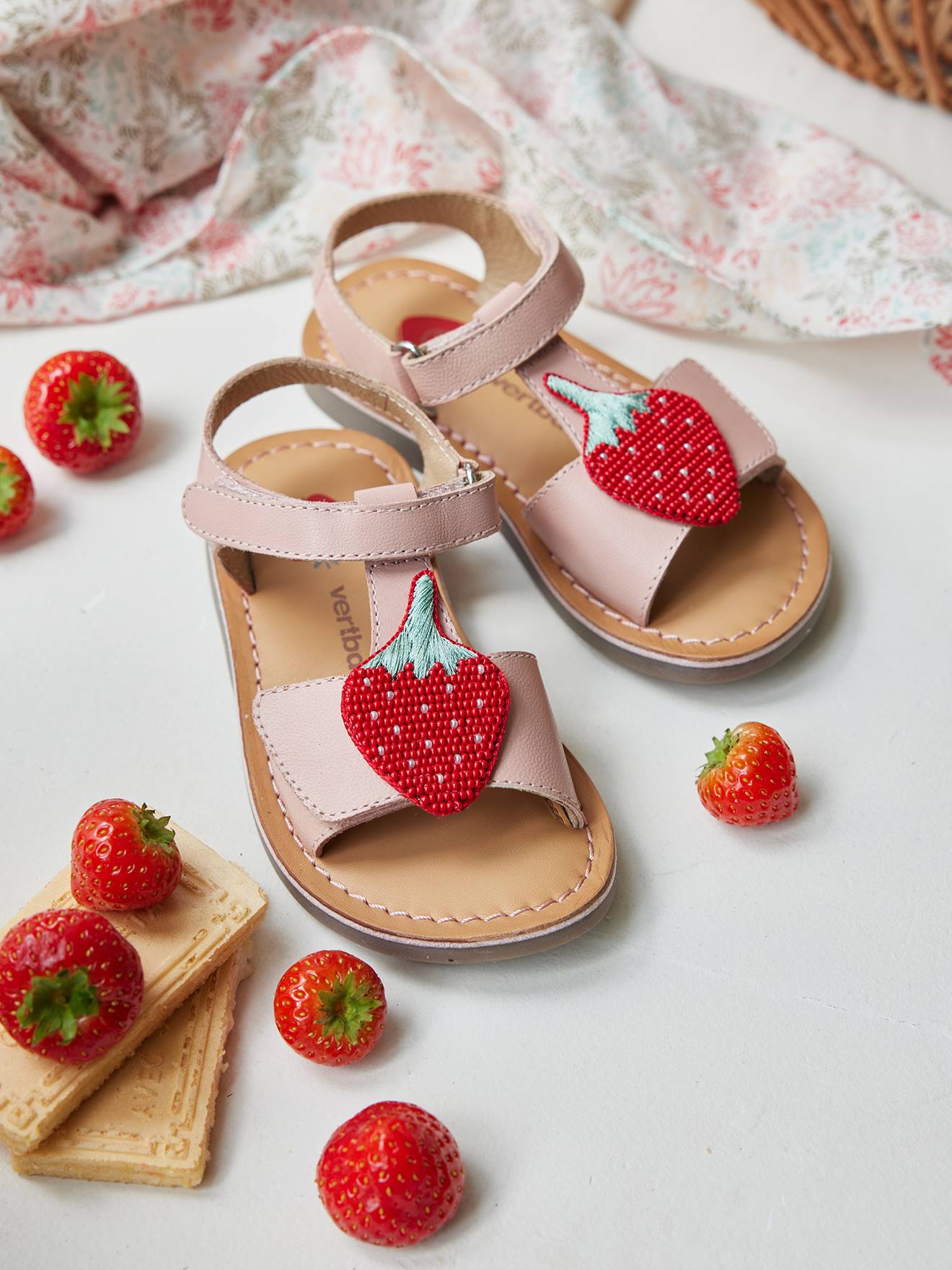 Sandálias de couro rosa para meninas da coleção de maternidade.