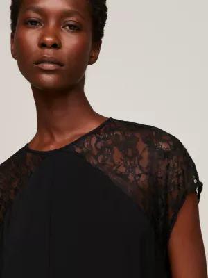 Vestido curto de renda com modelagem evasê e caimento solto