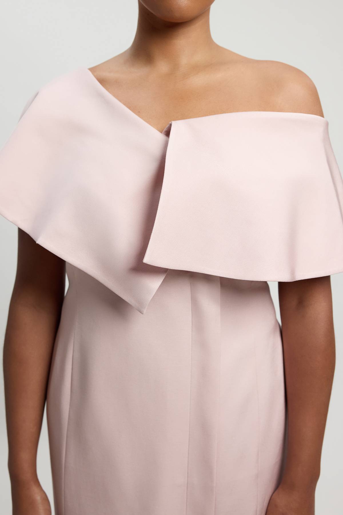 KarenMillen Robe Grande Taille Mi-longue Crayon Ajustée En Mélange De Lin Poli Avec Détail De Pli Asymétrique