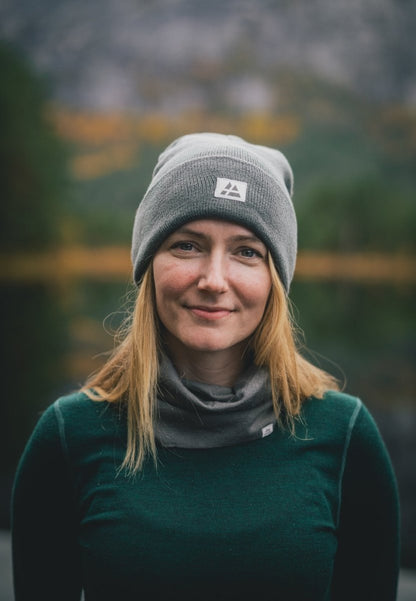 HUE MED FLEECE AF GENANVENDTE MATERIALER