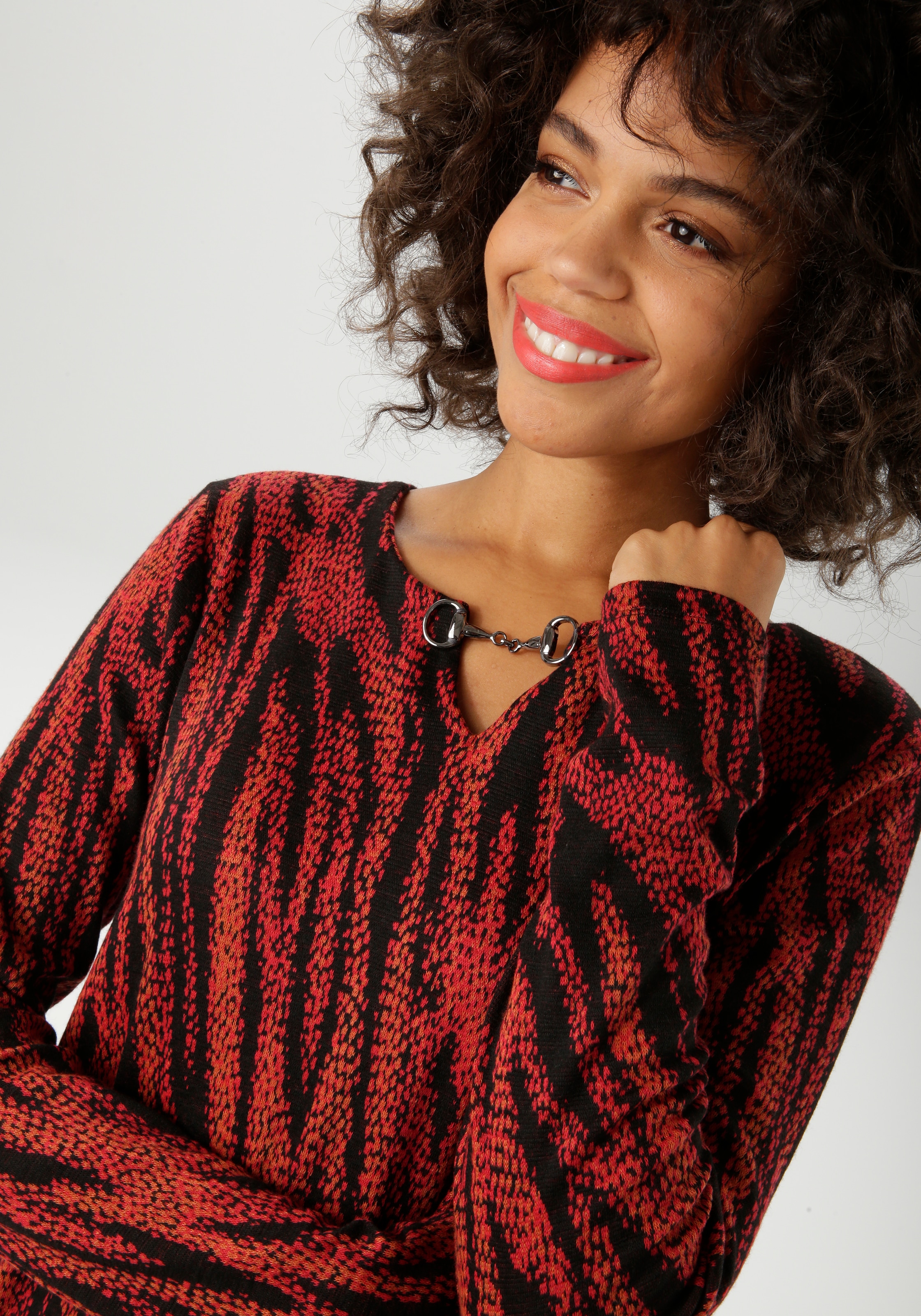 Aniston CASUAL Jerseykleid mit dekorativem Schmuckelement am Ausschnitt - NEUE KOLLEKTION