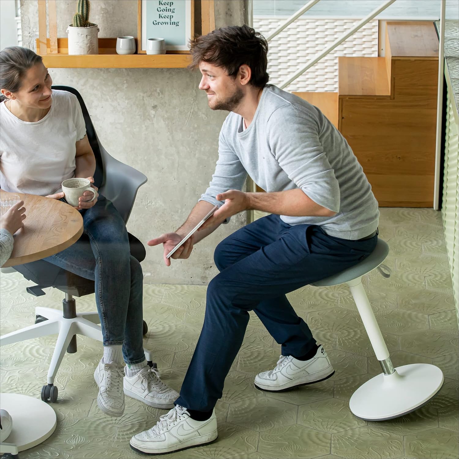 Ergotopia® Dykó ergonomischer Bürohocker - ergonomischer Sitzhocker mit Schwingeffekt - Sitzhöhe höhenverstellbar 56-83 cm - 360° drehbarer Hocker mit dynamischem Standfuß