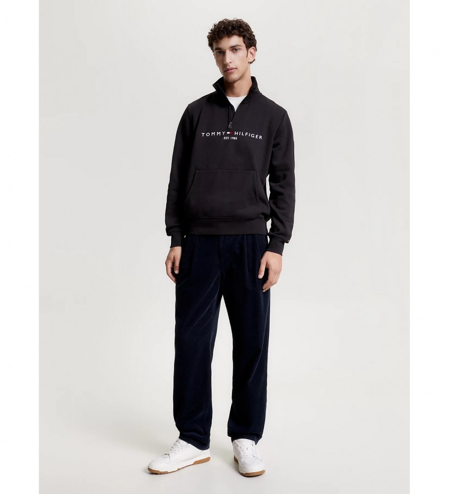 Moletom Tommy Hilfiger com zíper até o peito e logo, preto