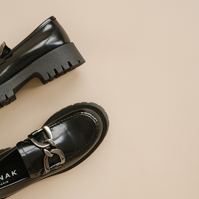 Mocassins à talons plats et mords  en cuir glacé noir