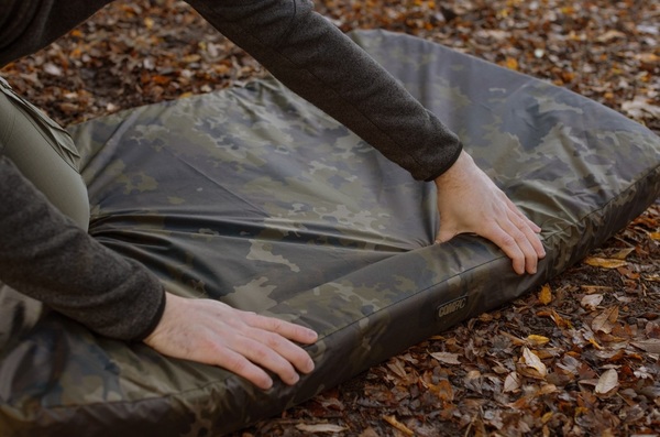 Tapis de décrochage plat camouflage sombre Korda Compac