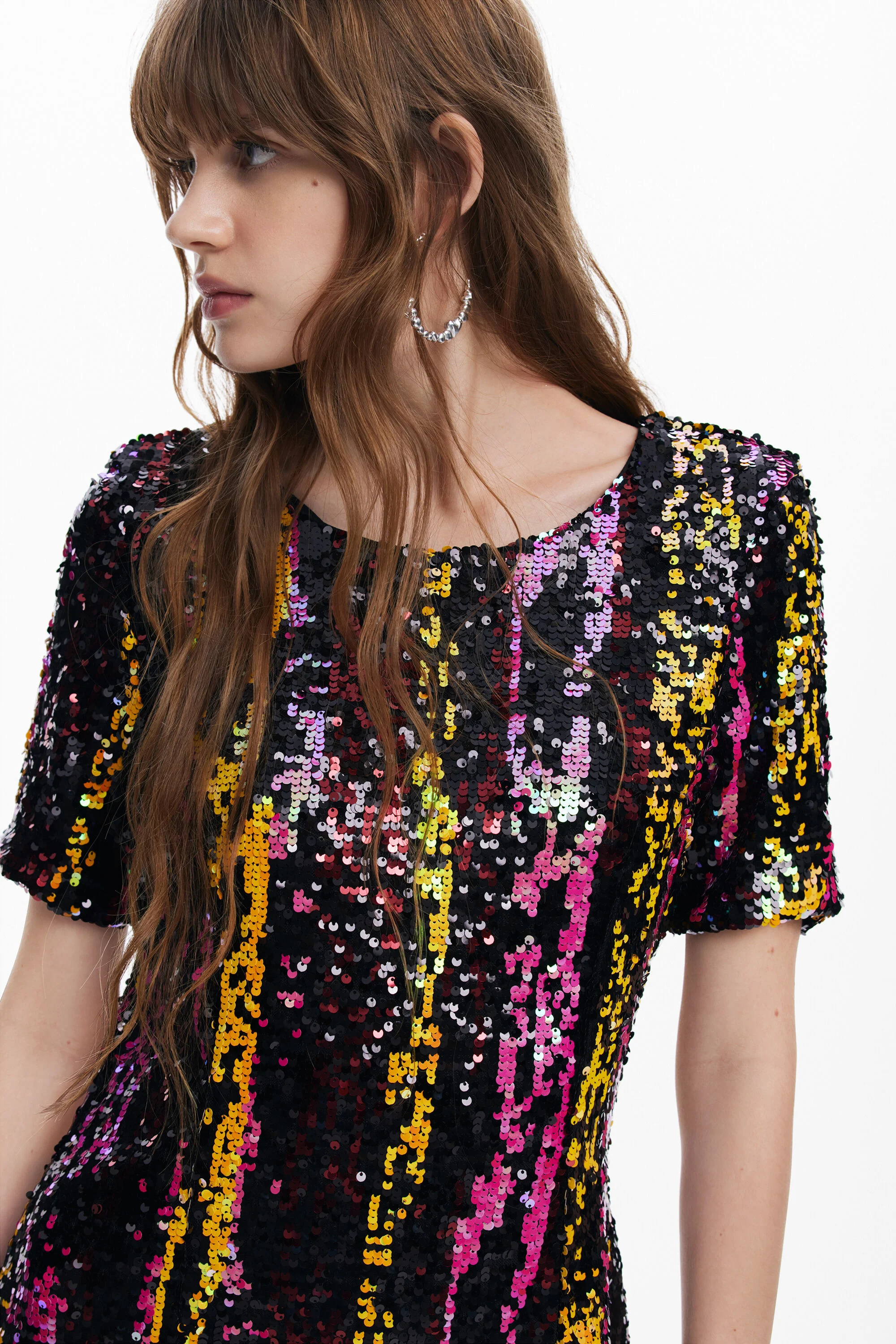 Vestido curto com lantejoulas