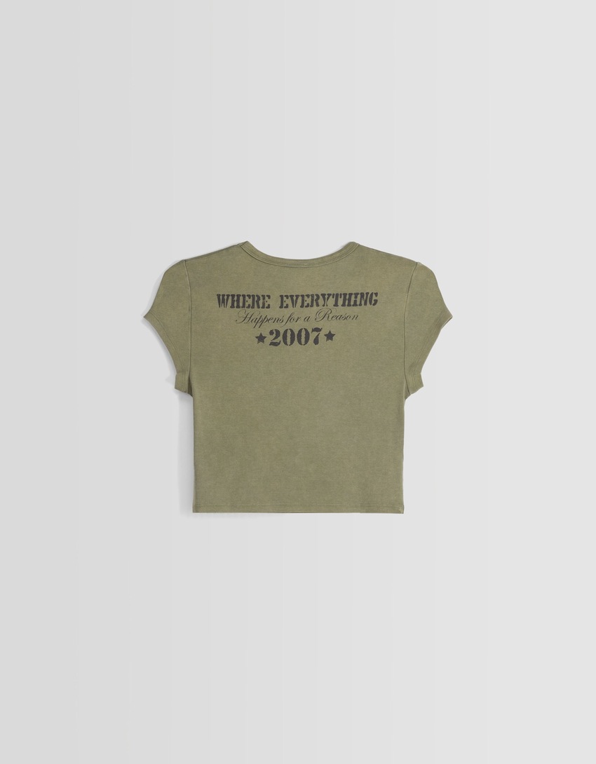 Camiseta de manga curta com estampa e modelagem ajustada