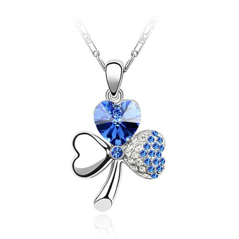 Collier Trêfle Ã 3 feuilles orné de Cristal bleu de Swarovski