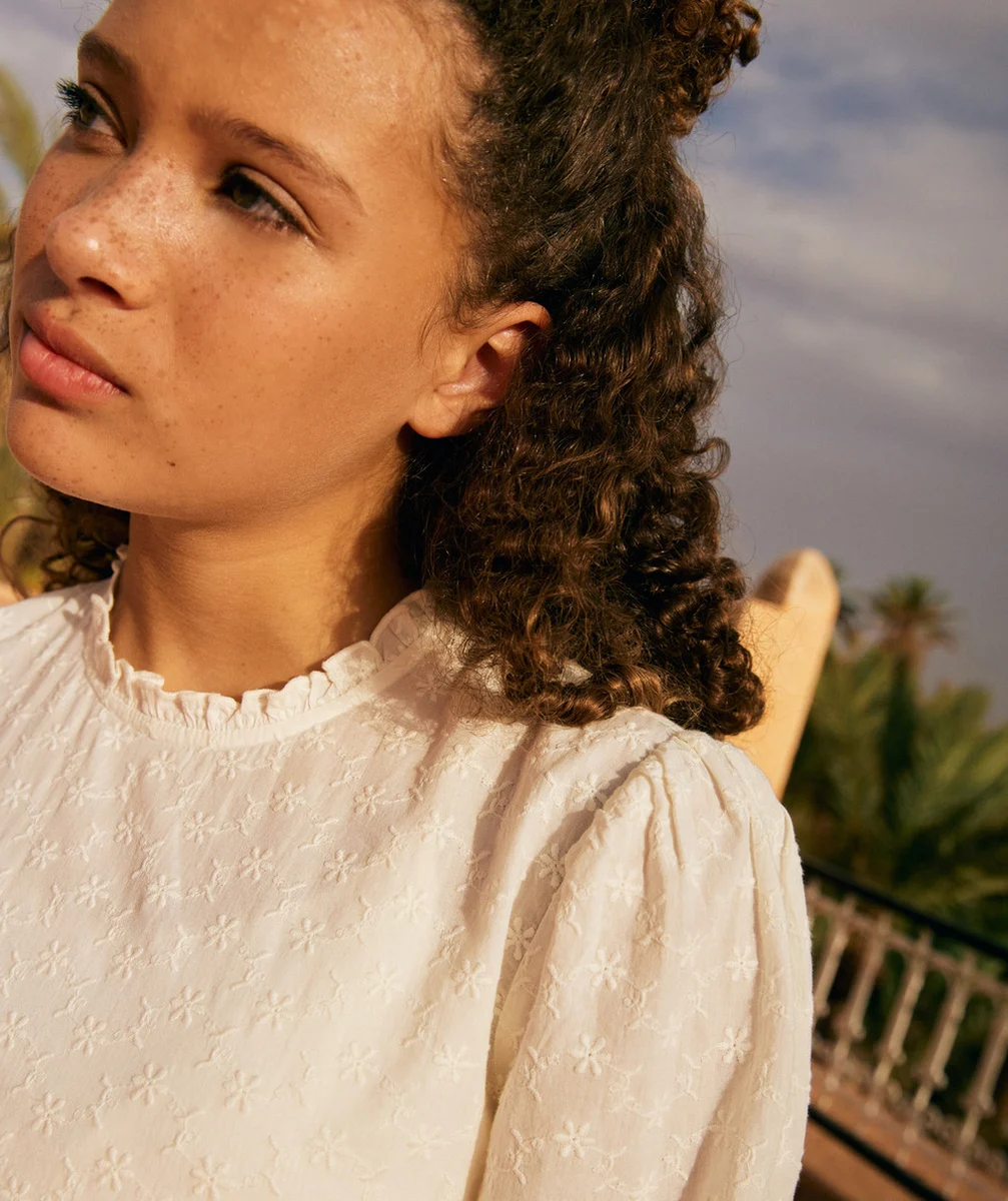 BLOUSE MANCHES BOUFFANTES FILLE AVEC BRODERIES FLEURS ÉCRUE