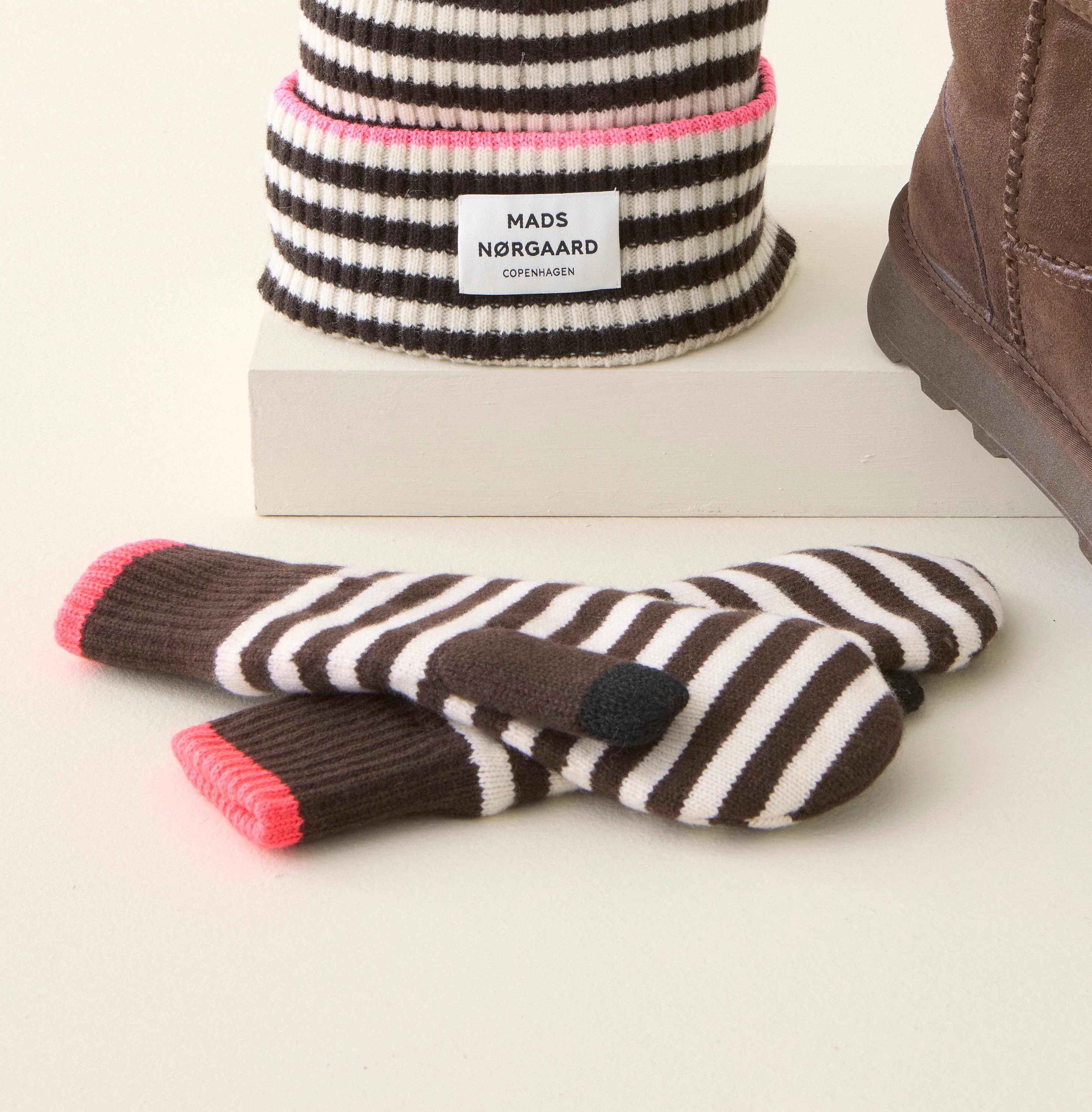 Mads Nørgaard  Work Wool Mio luffer - Black Coffee/Winter White