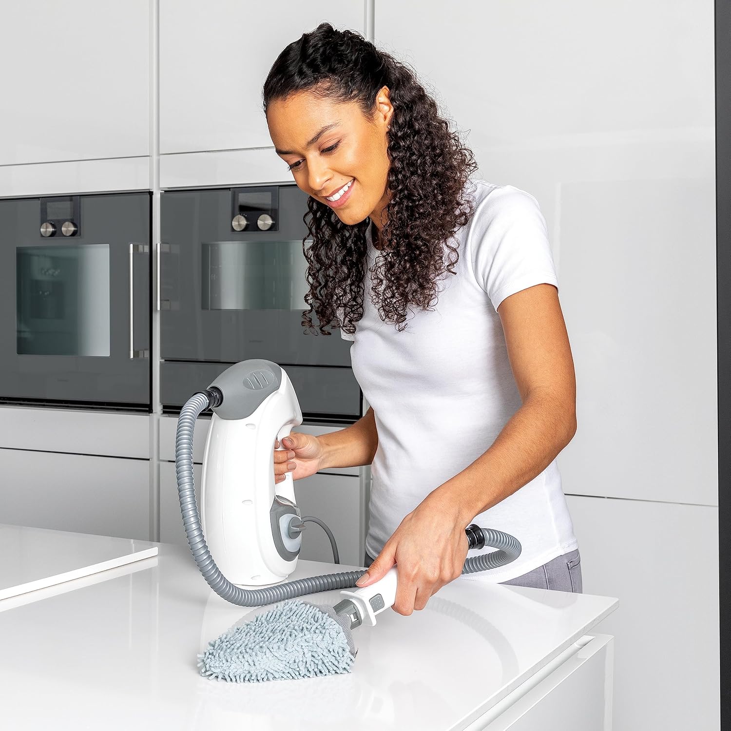 Shark Klik n' Flip Dampfreiniger, Boden- und Handreiniger, Dampfreiniger für Hartböden, Fliesen, Oberflächen, Wasserhähne und Glas, 5 Zubehörteile, 2 Einstellungen, Grau/Weiß S6005EU