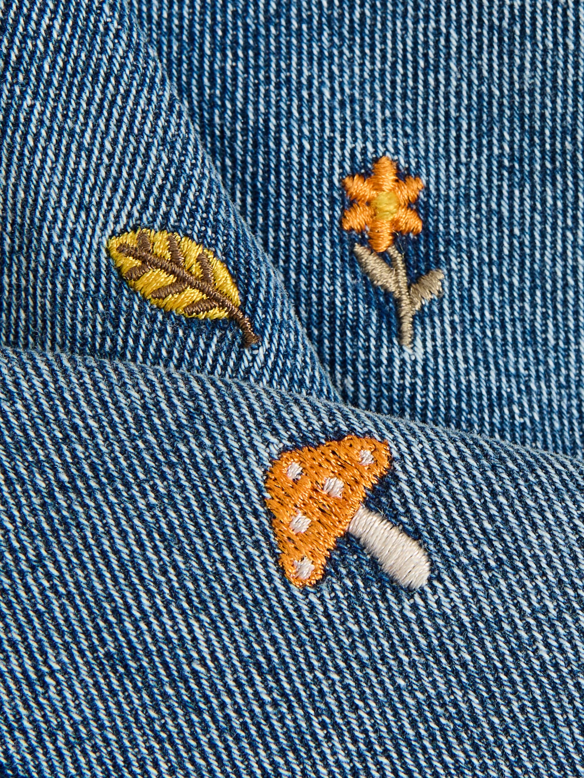 Paperbag-Jeans mit Stickerei