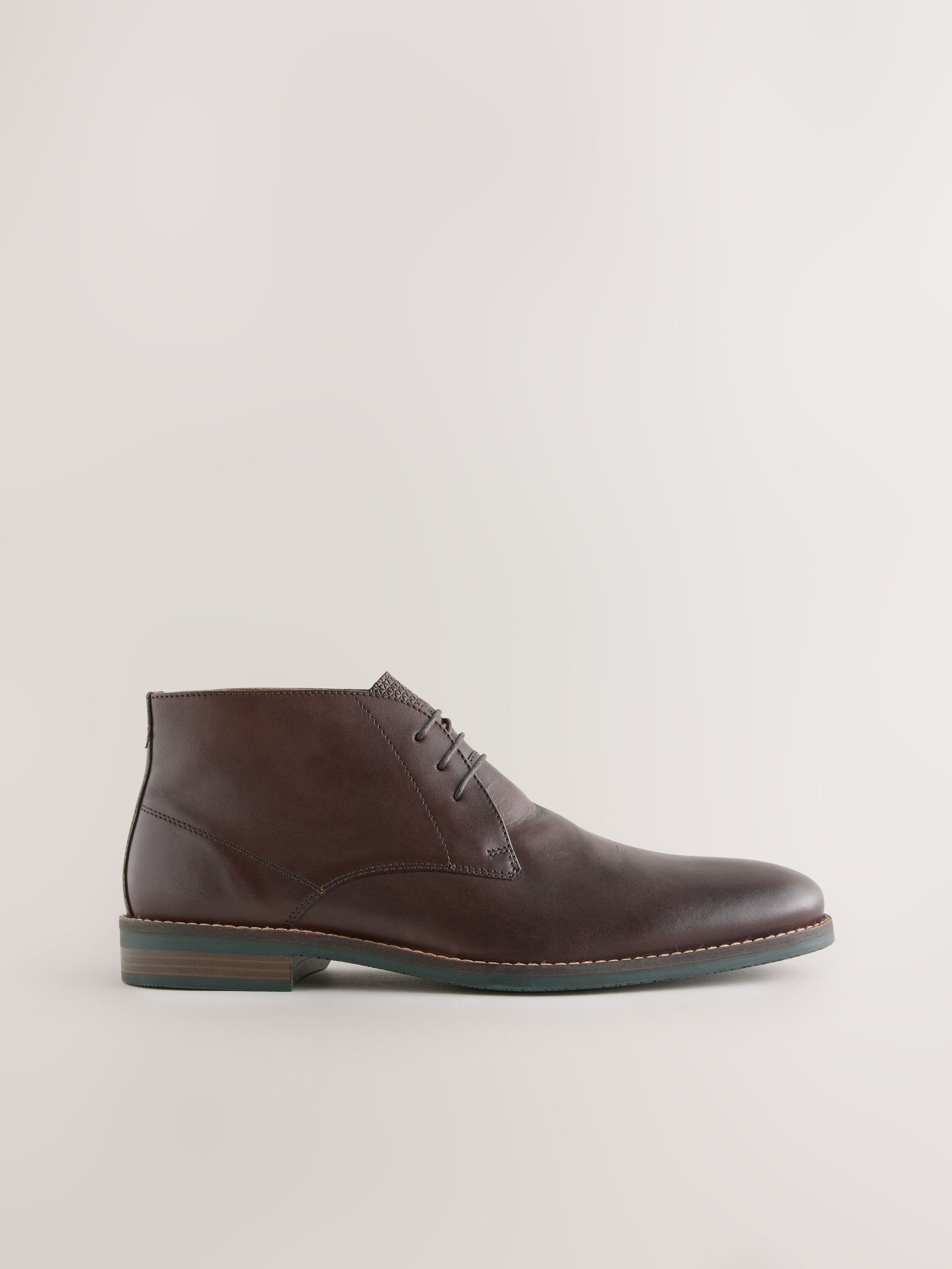 Bruin - Contrast Sole Leather Chukka Boots