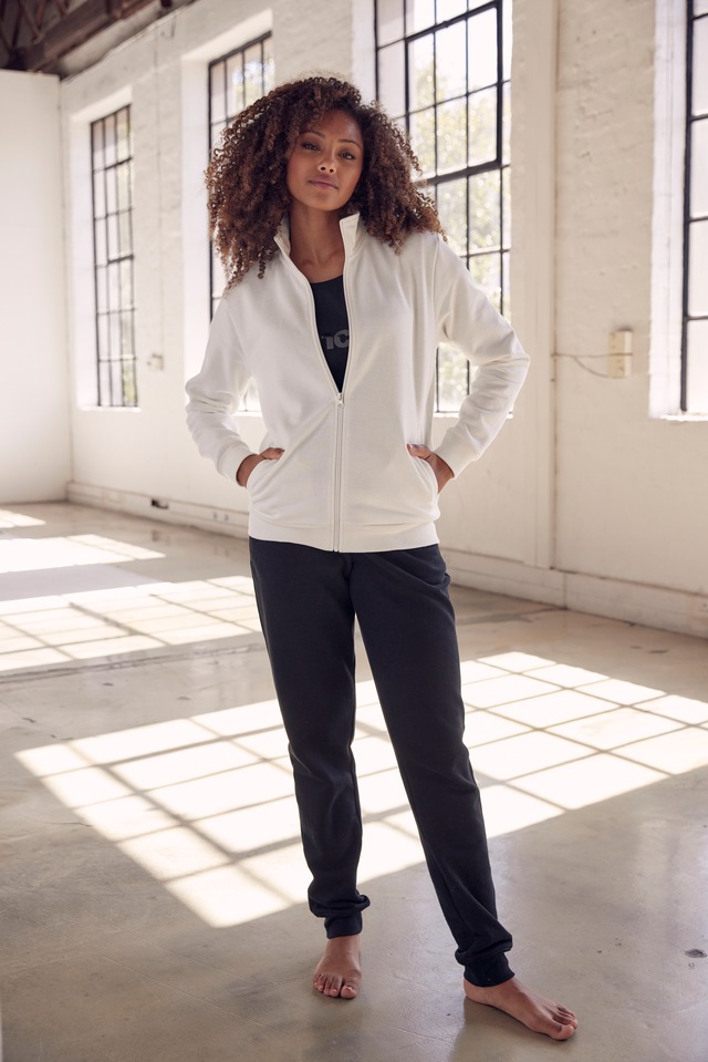 Bench. Loungewear Sweatjacke , Loungejacke mit Stehkragen und glänzendem Logodruck, Loungewear