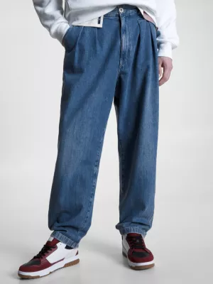 Calça jeans com barra dobrada e estilo descontraído