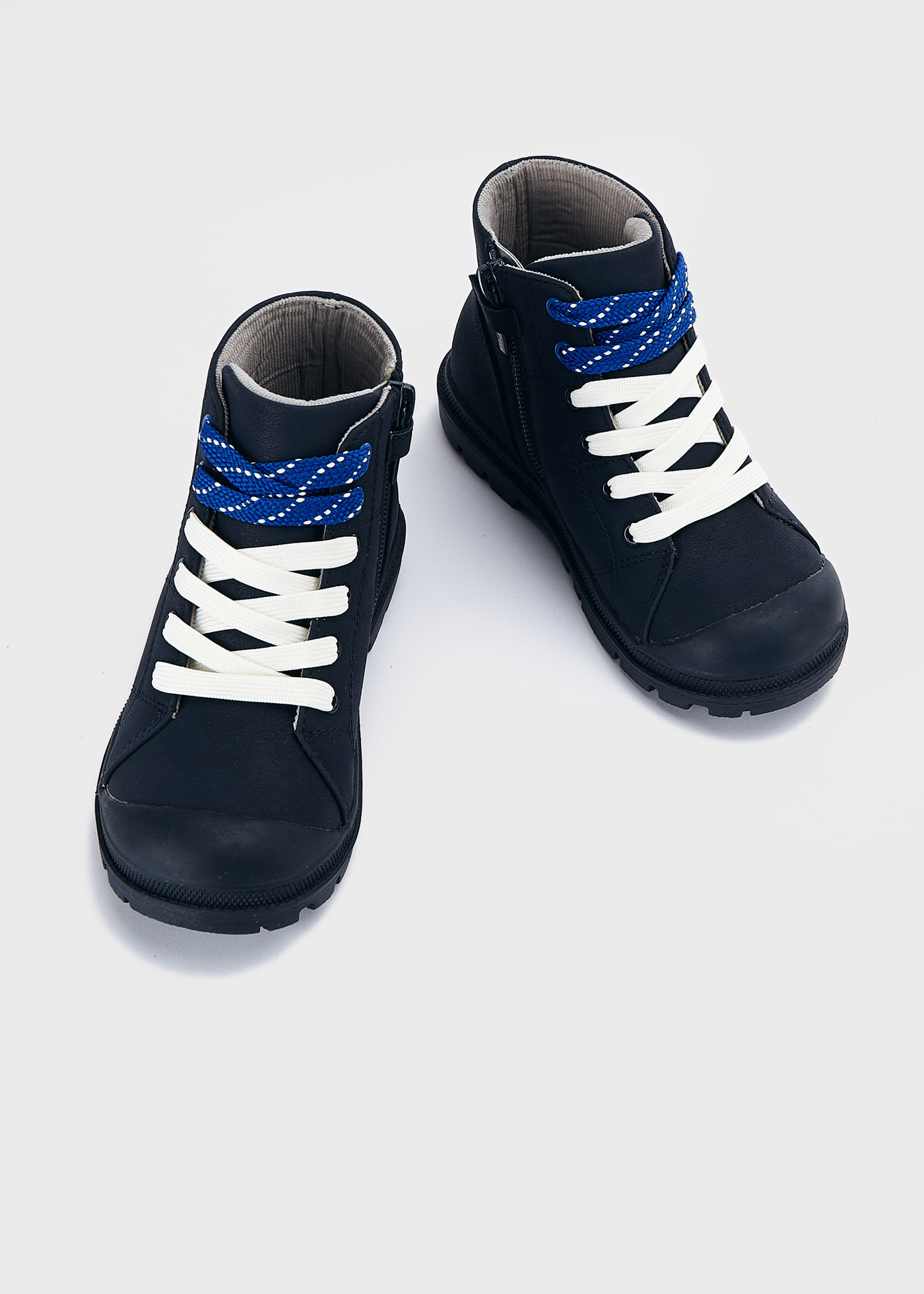Bota infantil com sola tratorada