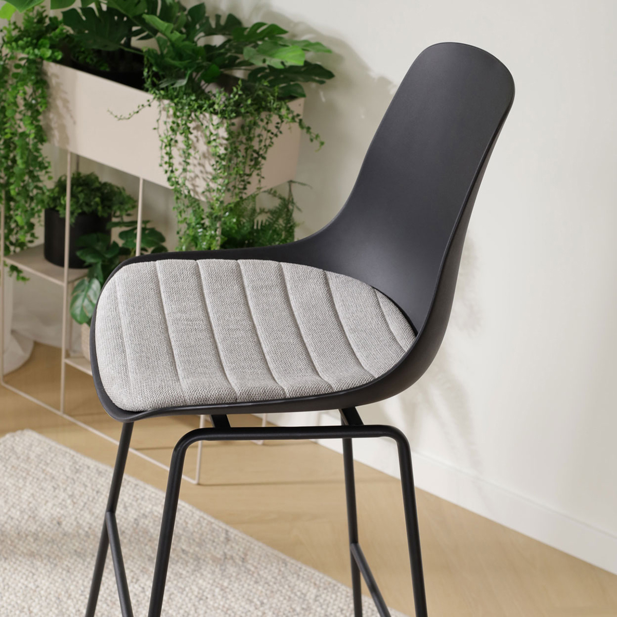 Nino-Liv barkruk zwart met beige zitkussen - zwart onderstel - 65 cm