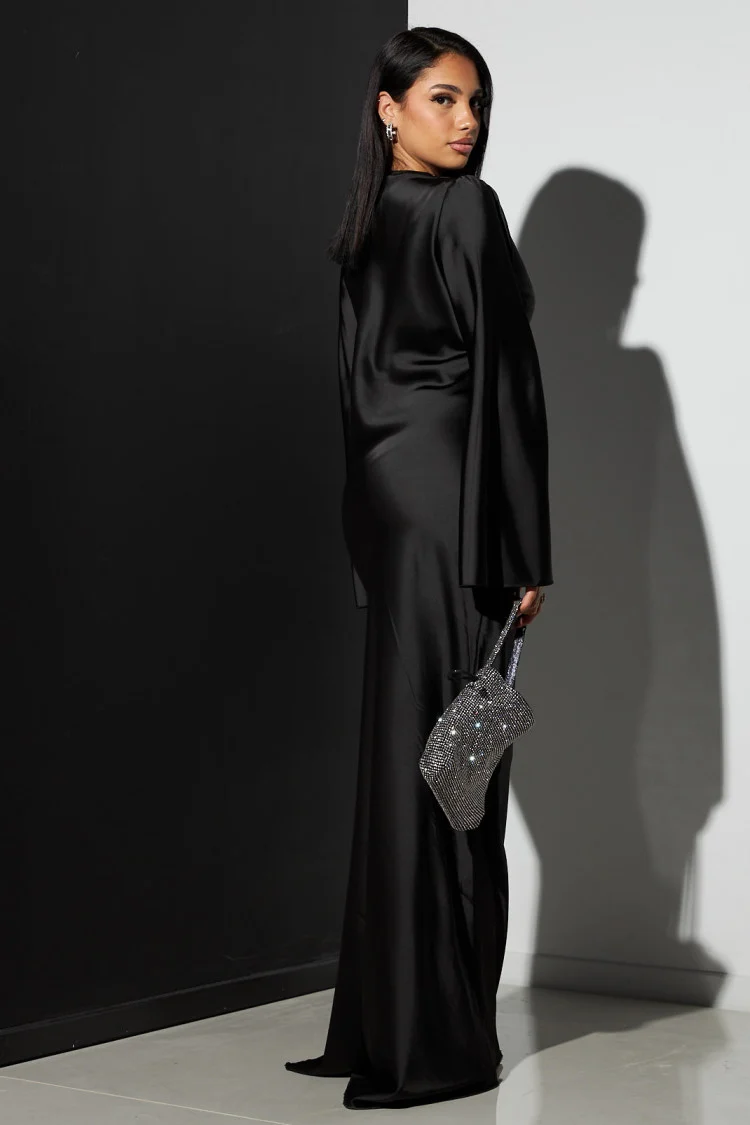 Robe longue satinée noire